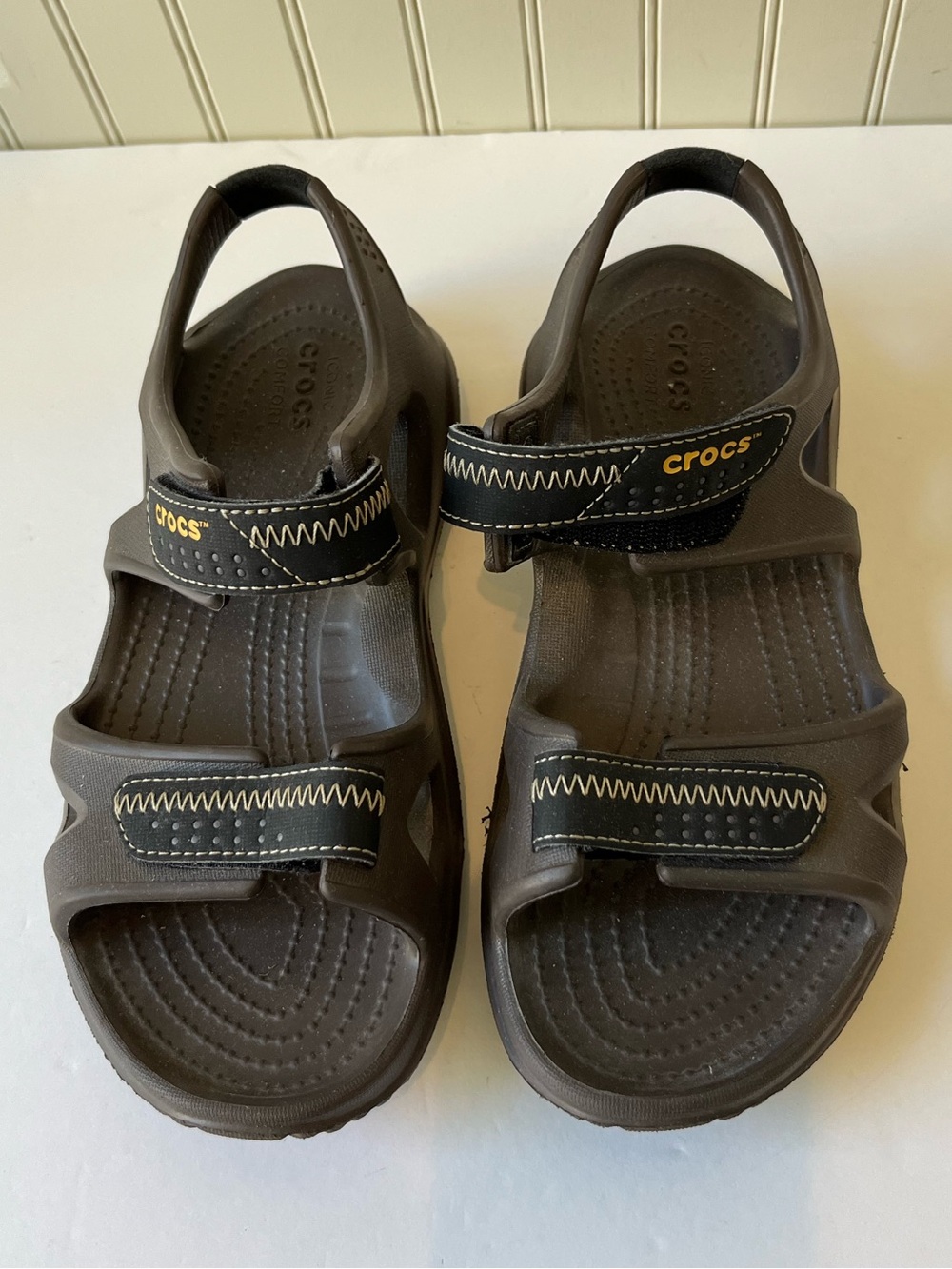 MEN’S CROCS SWIFTWATER WATERPROOF SPORTS SANDALS | #203965 | SZ: 5 | BROWN | EUC